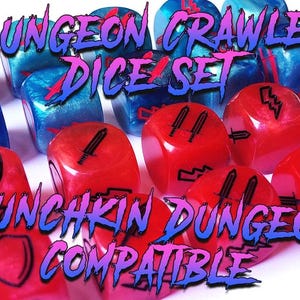Può includere: Un set di dadi rossi e blu con vari simboli, tra cui spade e fulmini. I dadi sono etichettati "Dungeon Crawler Dice Set" e "Munchkin Dungeon Compatible".