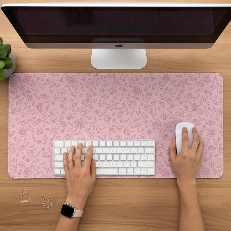 Rosa Blumenschreibtischmatte. Von-Haus-Schreibtischunterlage. Das extra große rutschfeste Mauspad dient auch als Tastaturmatte. Große Tischmatte. Schreibtisch-Accessoires Bild 1