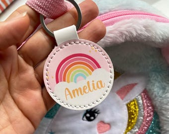 Etiqueta personalizada para mochila infantil: Accesorio arcoíris para mochila escolar. Preciosa mochila escolar rosa para niñas con un arcoíris. Etiqueta para equipaje.