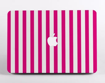 ピンクストライプ柄のMacBookケース（MacBook Air、MacBook Pro、MacBook Neo対応）。ノートパソコン保護カバー