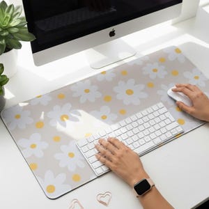 Beige bureauonderlegger met madeliefjesmotief, extra grote muismat met bloemenprint, zachte antislip bureauonderlegger, kantoordecoratie, werkplekaccessoire. Bureauonderlegger