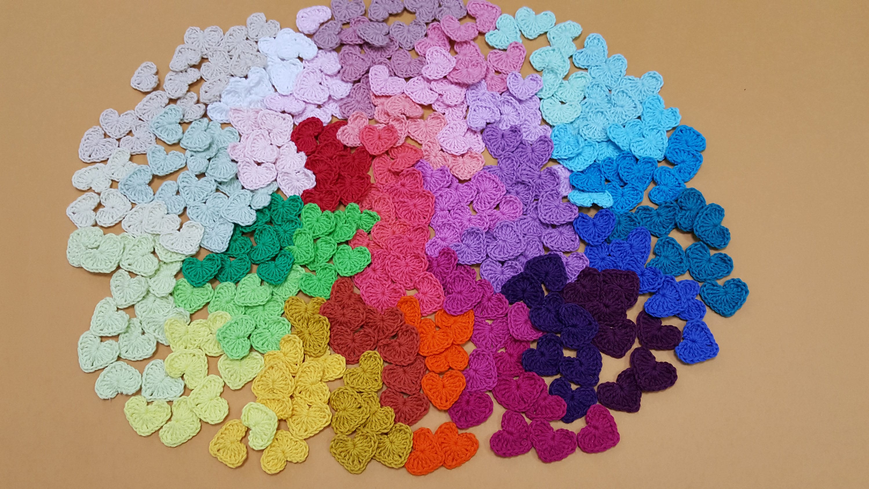 Kleine gehäkelte Herzen, 50 oder mehr bunte Hochzeitsdekorationen ...