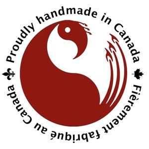 Puede incluir: Un logotipo circular con un gr&aacute;fico de p&aacute;jaro estilizado de color rojo oscuro en el centro. El texto Proudly handmade in Canada est&aacute; arqueado en la parte superior, mientras que Fi&egrave;rement fabriqu&eacute; au Canada est&aacute; en la inferior, con una flor de lis y una hoja de arce.