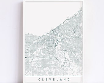 Può includere: Una mappa di Cleveland, Ohio, in bianco e nero, disegnata con linee. La mappa è stampata su carta bianca e incorniciata in una cornice bianca. Il nome della città "CLEVELAND" è stampato in nero nella parte inferiore della mappa.