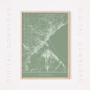 Pode incluir: Um mapa imprimível de Duluth, Minnesota, com fundo verde e linhas brancas mostrando as ruas e as vias navegáveis. O texto "DULUTH" está impresso na parte inferior do mapa.
