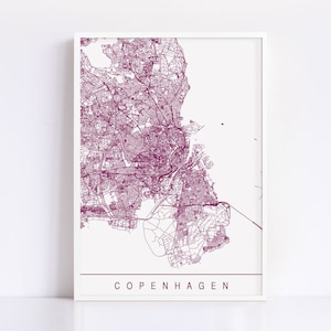 Könnte beinhalten: Eine druckbare Karte von Kopenhagen, Dänemark, mit weißem Hintergrund und violetten Linien, die die Straßen der Stadt zeigen. Der Name der Stadt ist unten auf der Karte in Violett gedruckt.