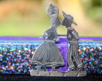 Vintage El Salvador Kissing Romantic Couple in Love / Enamorados Románticos Se Están Besando Folkloric Silver Brooch