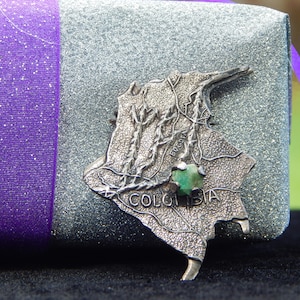 Pre-Loved Colombia Topographic Country Map .900 Silver Brooch with Raw Emerald