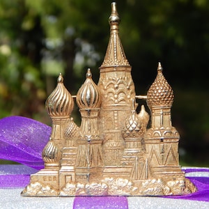 Pre-Loved St. Basil’s Cathedral Red Square Moscow Gold-Tone Designer Brooch by JJ Jonette