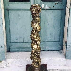 Impresionante columna de escalera de grandes proporciones italiana de madera dorada intrincadamente tallada a mano del siglo XVII, antorcha, candelabro