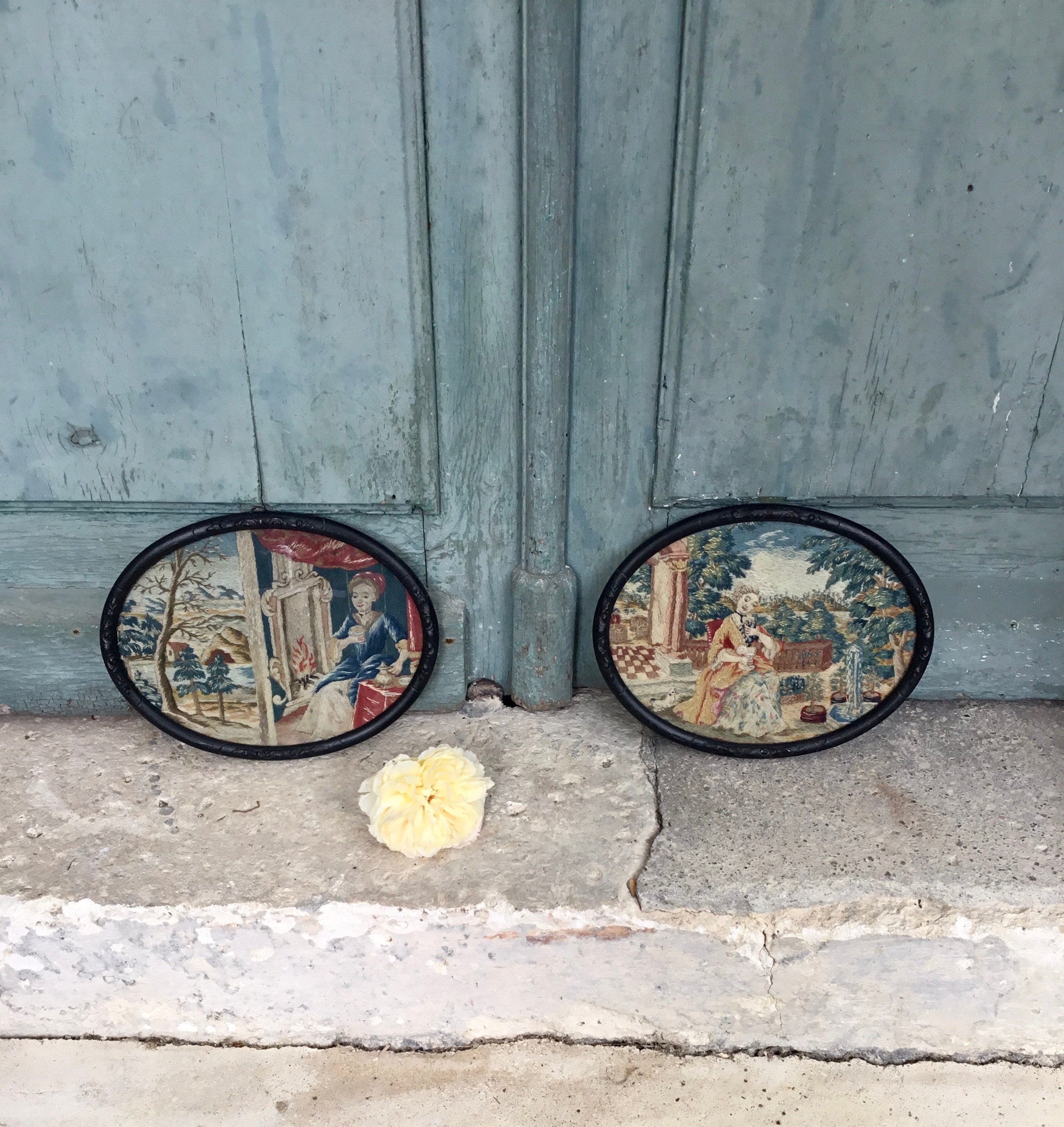 Une Superbe Paire de Tableaux d'aiguilles Anglaises Antiques Proportions Charmantes, Vers 1750 Cadre