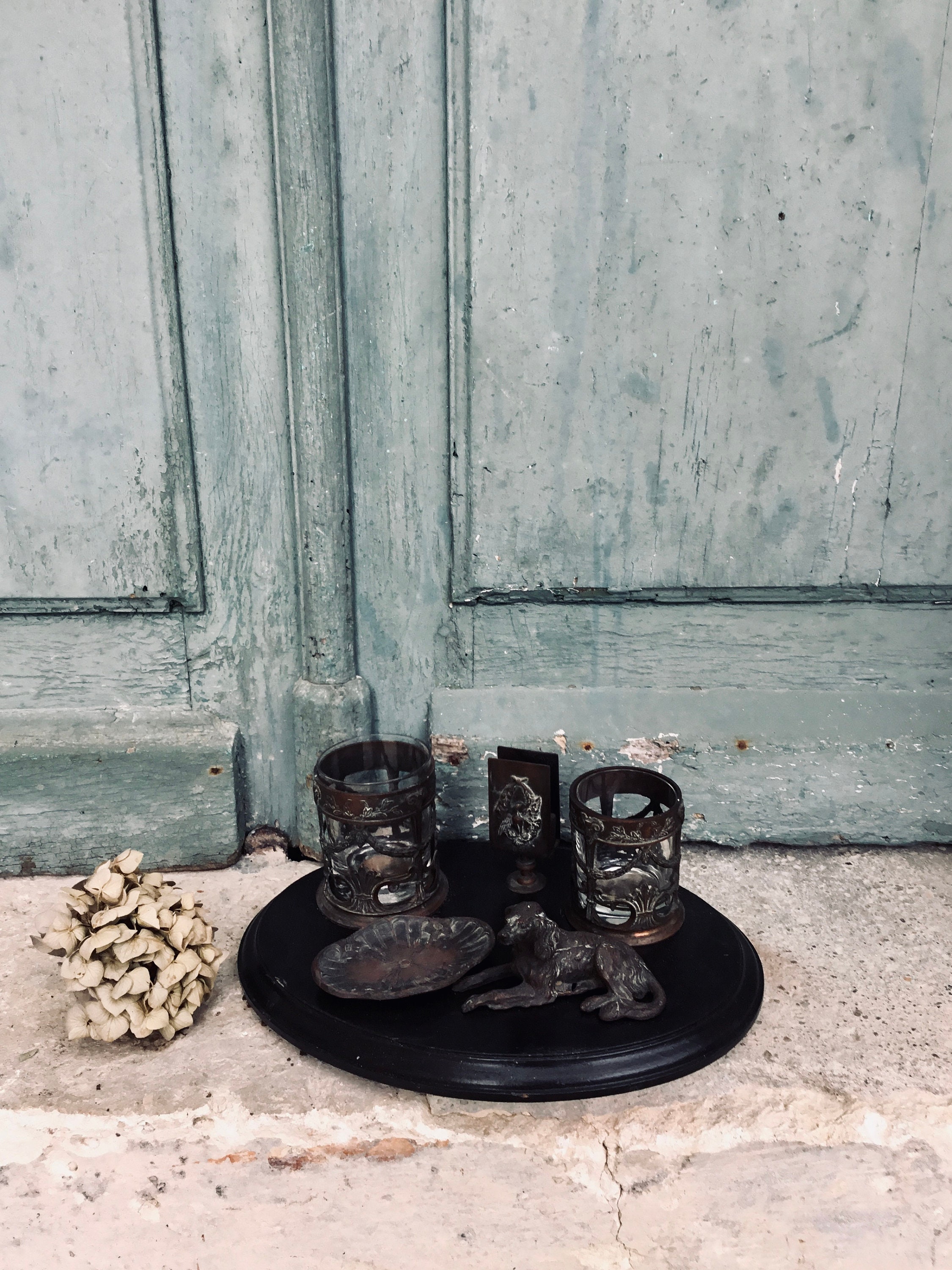 Un Charmant Bureau Antique Français de Bronze Rangé avec Le Crabot Golden Retriever - Support Lettre