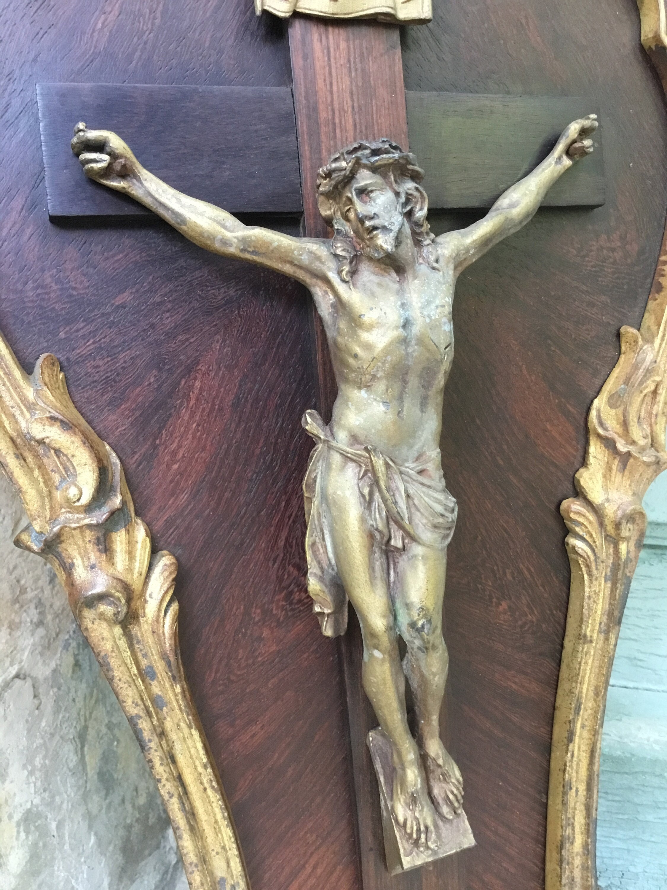 Crucifix Antique en Bronze Doré - Un Moulage à La Main Exquis et Une Croix Dorée avec Cadre d'acanth