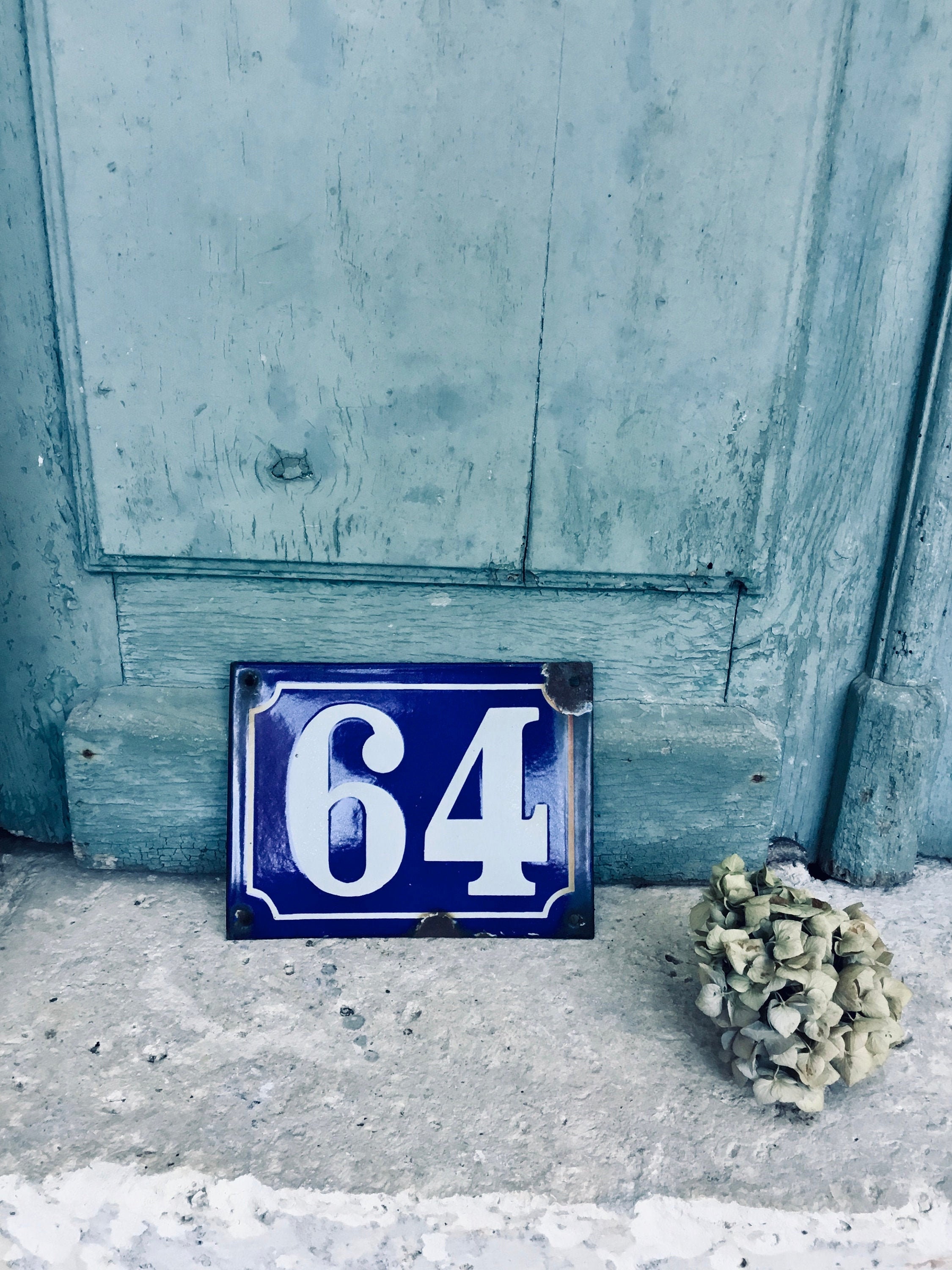 Plaque Français Maison Bleue d'émail Antique Numéro 64 - Signe Bleu de Porcelaine Cru Français Mur d