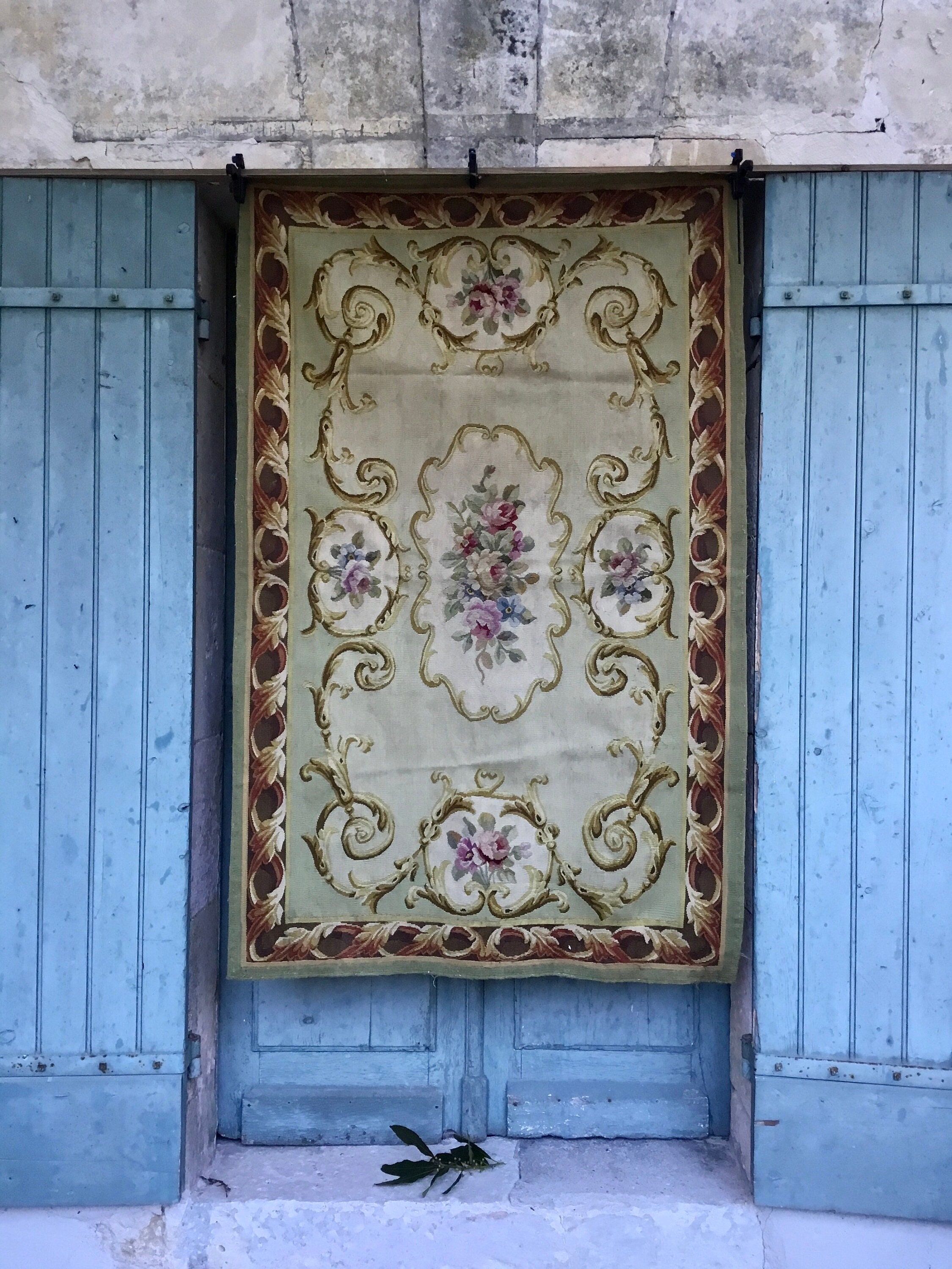 Un Fabuleux Tapis Antique Français Aubusson ou Une Tenture Murale de Grandes Proportions Représentan