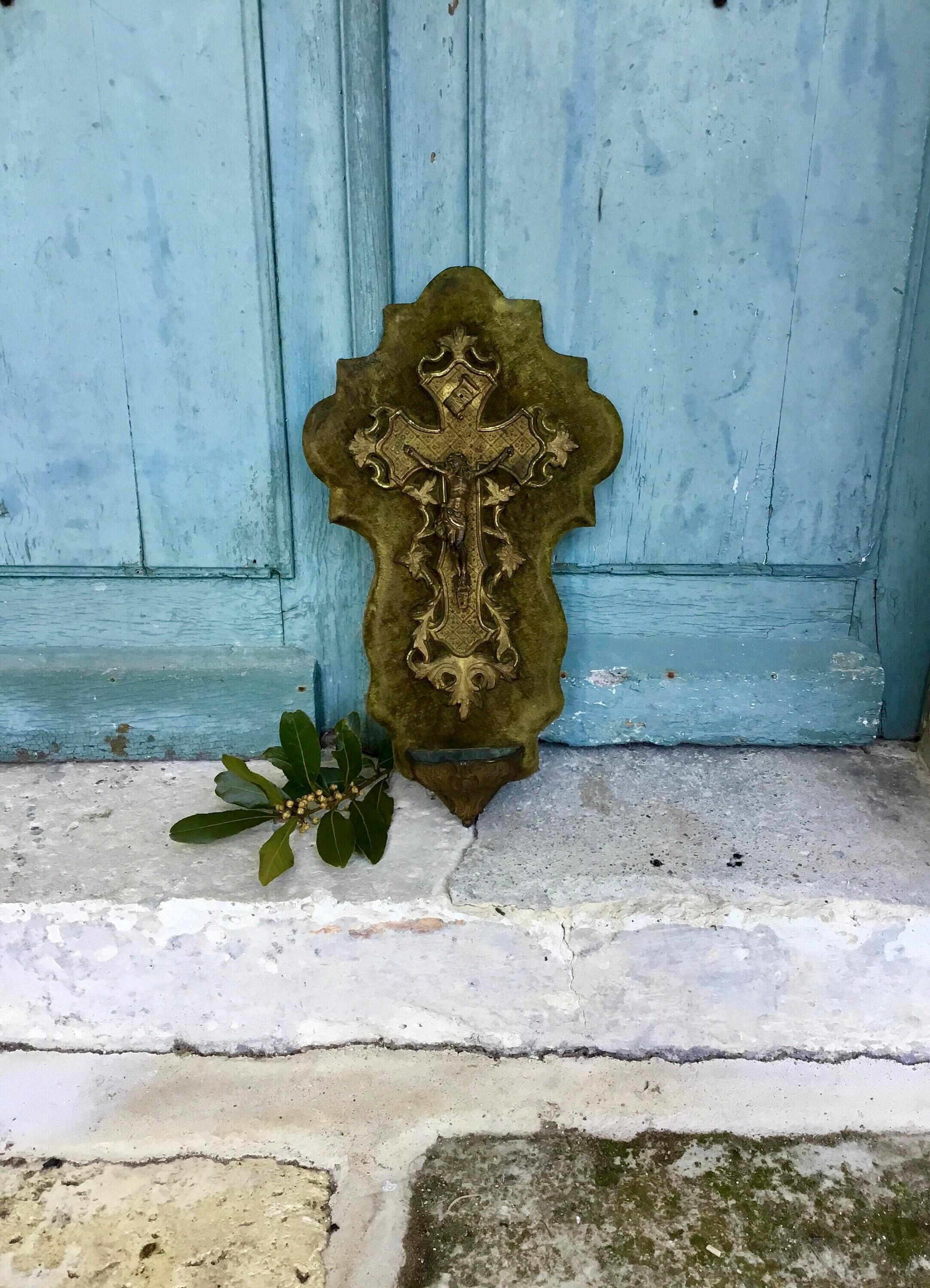 Un Magnifique Grand Crucifix ou Une Croix en Velours d'or Antique Français - Benetier Bénissant Font