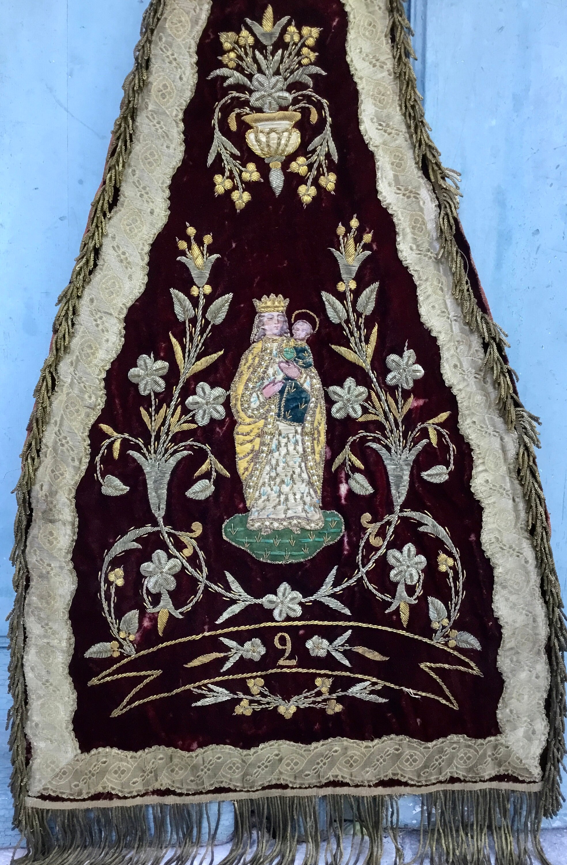 Une Superbe Broderie de La Fin Du Xviie Siècle Ecclésiastique Vierge Marie Antique Appliqué Aiguille