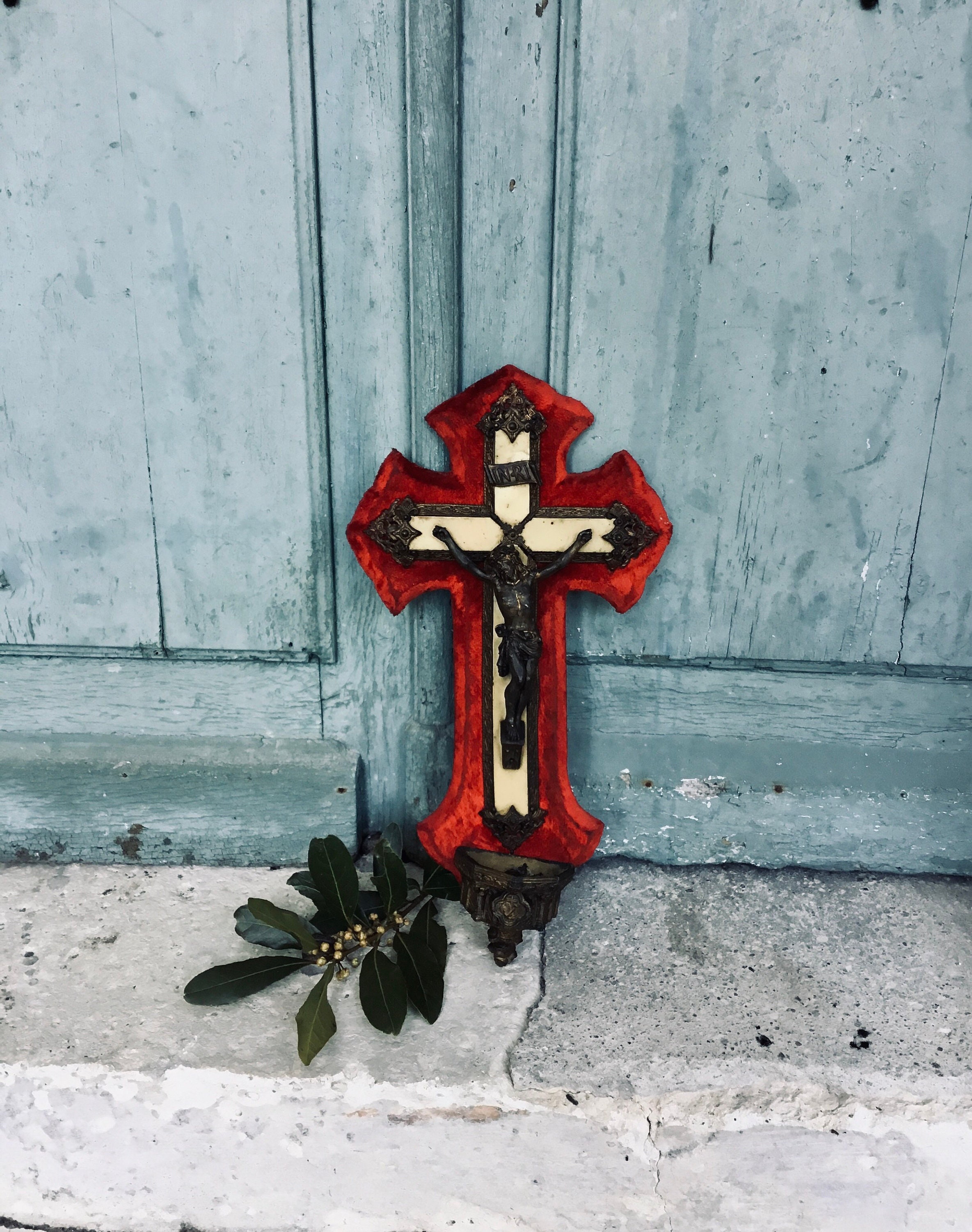 Une Superbe Grande Français Antique Crucifix ou Croix en Velours Rouge - Benetier Bénissent Les Font