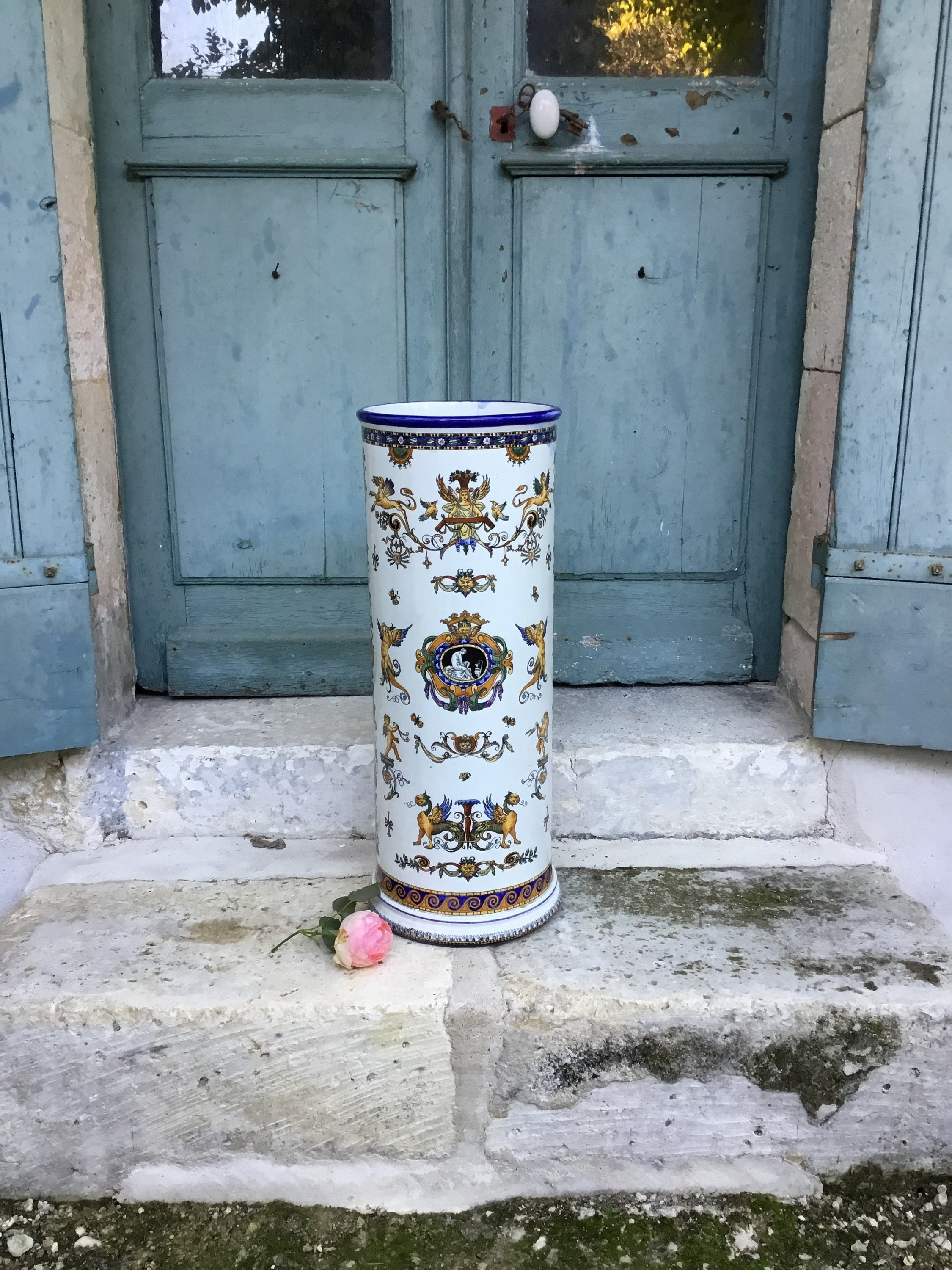 Un Magnifique Stand de Parapluie en Porcelaine Antique Français Gien. Design La Renaissance Italienn