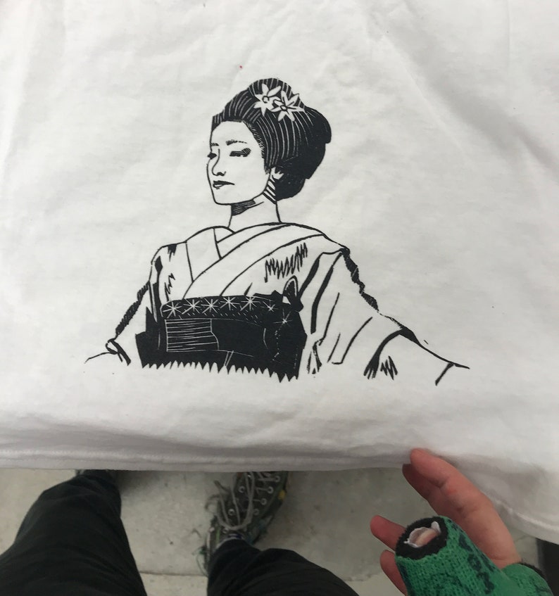 Peut inclure: Illustration en noir et blanc d'une femme en kimono japonais traditionnel avec une fleur dans les cheveux.