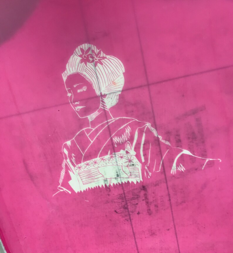 Peut inclure: Silhouette blanche d'une femme portant un kimono japonais traditionnel avec une fleur dans les cheveux sur un fond rose.