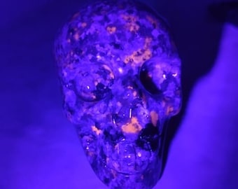 Yooperlite-schedel - schedelkristal - Yooperlite - Yooperlite-stenen - gloeiende rotsen - UV-kristallen - Yooperlite-kristal