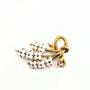 Vintage Trifari 1950s Milk Glass Gold Plated Forget Me Not Pin Brooch
