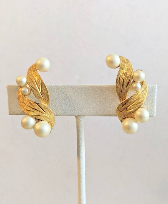 Vintage Kramer Goldtone Faux Pearl Clip On Earrin… - image 2