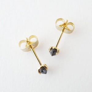 Pendientes solitarios Mini Iron Ore Point en oro, plata y oro rosa / Joyería delicada y minimalista para el día a día / Honeycat