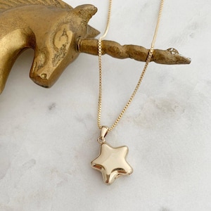 Colar com pingente de estrela inspirado na Polly Pocket, disponível em dourado, ouro rosa ou prata.