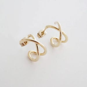 クロスオーバーフープ - ゴールド、シルバー、ローズゴールドの最終セール | 上品でミニマリストな普段使いのギフトジュエリー | Honeycat