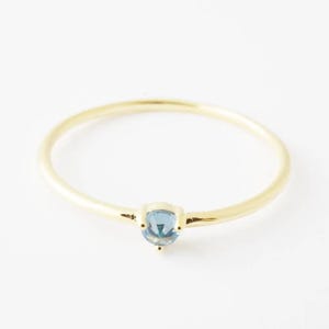 Aquamarine Crystal Point Solitaire Ring, zierlicher Minimalist Schmuck