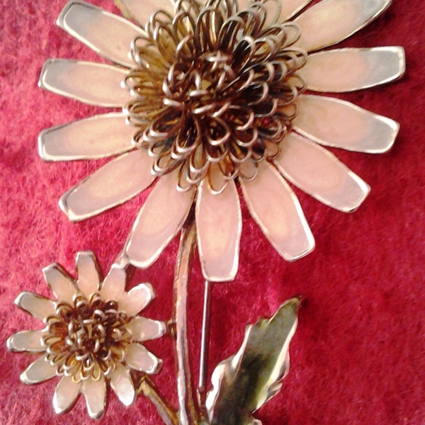 Adorable Weiss vintage enamel sunflower brooch