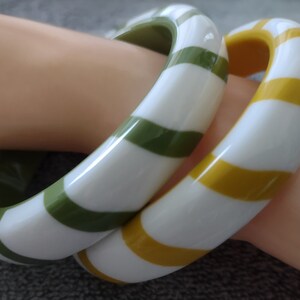 Vintage Gelb, Grün und Weiß gestreifte Lucite Armreif