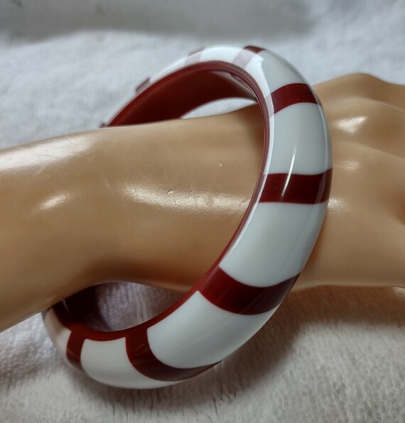 Vintage Burgundy and White Striped Lucite Bangle … - image 2