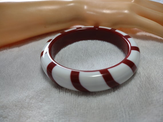 Vintage Burgundy and White Striped Lucite Bangle … - image 3