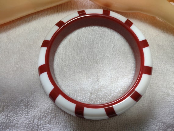 Vintage Burgundy and White Striped Lucite Bangle … - image 4