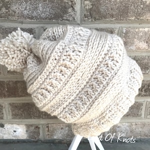 Gehäkelte Slouchy Pom Pom Beanie: Handgefertigte Wintermütze für Erwachsene