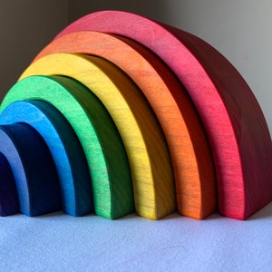 Apilador arco iris, apilador de rompecabezas arco iris, juguete de madera, inspirado en Waldorf, juguete montessori, 2,25 de espesor y 10 de largo, Montessori imagen 1