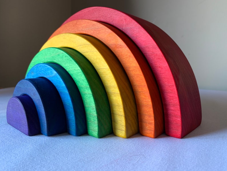 Apilador arco iris, apilador de rompecabezas arco iris, juguete de madera, inspirado en Waldorf, juguete montessori, 2,25 de espesor y 10 de largo, Montessori imagen 1
