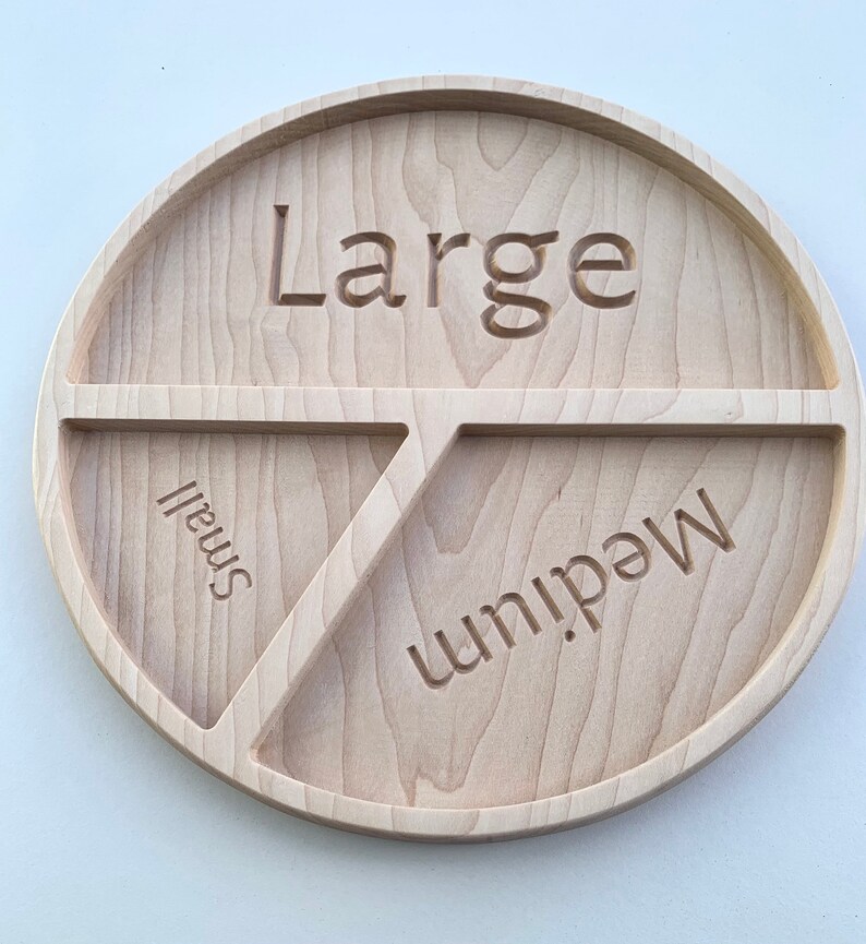 Op de afbeelding: Een houten serveerschaal met drie secties met de labels "Large", "Medium" en "Small".
