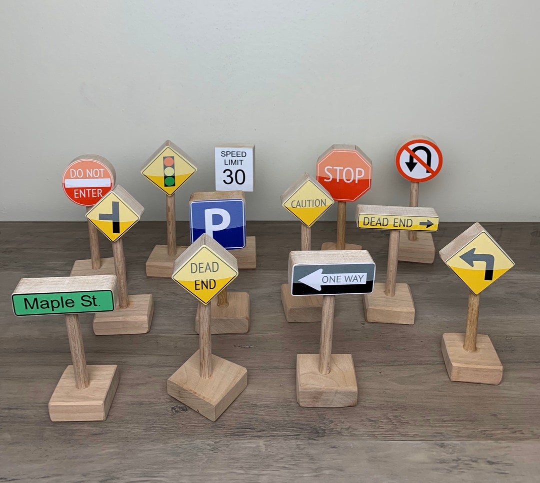 Beaucoup Panneaux Signalisation Différents Ordinateur Portable Voiture  Jouet Sur Table — Photo éditoriale © NewAfrica #543012196