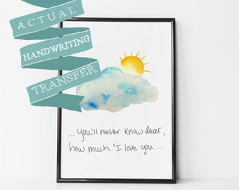 Puede incluir: Una impresión enmarcada con una pintura de acuarela de una nube azul y un sol amarillo. La impresión incluye el texto escrito a mano "...you'll never know dear, how much I love you..." y el texto "ACTUAL HANDWRITING TRANSFER" en una cinta turquesa.