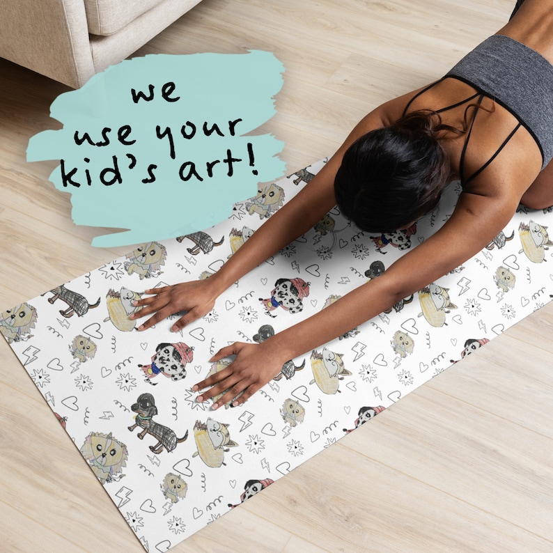 K&ouml;nnte beinhalten: Eine wei&szlig;e Yogamatte mit einem sich wiederholenden Muster aus schwarz-wei&szlig;en Illustrationen von Hunden, Katzen und anderen Tieren. Der Text "we use your kid's art!" ist in einer blauen Sprechblase in der oberen linken Ecke des Bildes geschrieben.