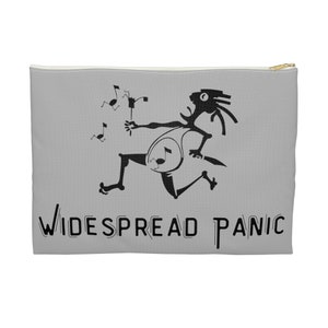 Könnte beinhalten: Eine graue Reißverschlusstasche mit einer schwarz-weißen Illustration einer Strichmännchenfigur, die Musik spielt. Der Text "WIDE SPREAD PANIC" ist unter der Illustration gedruckt.
