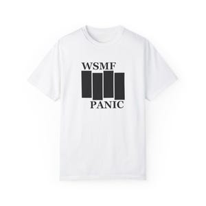 Puede incluir: Camiseta blanca con un gráfico en blanco y negro del texto "WSMF PANIC" y un símbolo de barra negra.