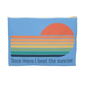 Könnte beinhalten: Eine blaue Reißverschlusstasche mit einem Retro-Sonnenuntergangsdesign und dem Text "Once more I beat the sunrise".
