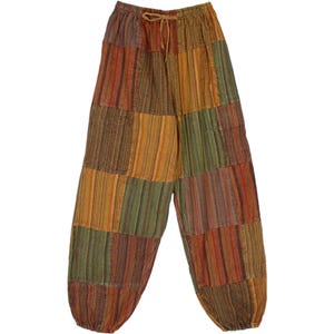 Könnte beinhalten: Patchwork-Hose mit Kordelzugbund in Orange-, Grün- und Brauntönen.