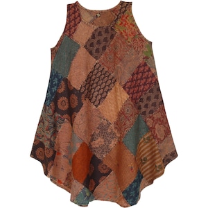 Könnte beinhalten: Ein ärmelloses Patchwork-Kleid mit einem braunen, orangen, blauen und grünen Farbmuster. Das Kleid hat ein Rautenmuster und eine fließende A-Linien-Silhouette.