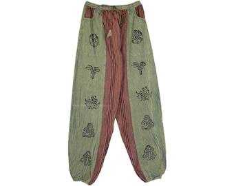 Könnte beinhalten: Grün-rote gestreifte Hose mit schwarzen Blumen- und Pilzmotiven. Die Hose hat einen Kordelzugbund und gekrempelte Beine.